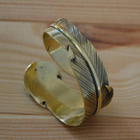 Cargar imagen en el visor de la galería, breiter Messing gold Armreif als Feder mit Türkis - chic-net.de
