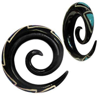 Cargar imagen en el visor de la galería, Chic-Net Tribal Horn Piercing Expander- Türkis Inlay Spirale- Ohrring aus Horn- 6mm- schwarz-weiß-türkis- Plug- Tunnel- Ohrhänger- Ohrstecker - chic-net.de
