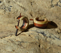 Cargar imagen en el visor de la galería, Creolen Ohrringe Holz Stick Pin 15mm hell rot schwarz.
