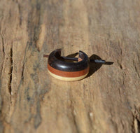 Cargar imagen en el visor de la galería, Creolen Ohrringe Holz Stick Pin 15mm hell rot schwarz.
