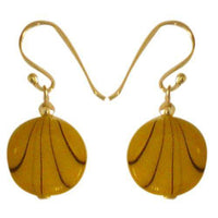 Cargar imagen en el visor de la galería, Damenohrringe mit gelb gefärbter Perlmuttmuschel und Muster, mit 925er Sterlingsilberbügel - chic-net.de
