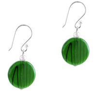 Cargar imagen en el visor de la galería, Damenohrringe mit grün gefärbter Perlmuttmuschel und Muster, mit 925er Sterlingsilberbügel - chic-net.de

