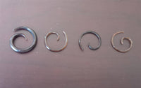 Cargar imagen en el visor de la galería, Dehner Buffalo Horn Piercing Expander schwarze Mini Spirale 1mm 1.2mm 1.5mm 2mm - chic-net.de
