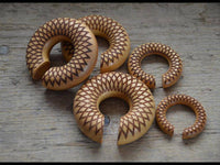 Cargar imagen en el visor de la galería, Donut Ohr Piercing Dahlie Jackfrucht Holz Ohrgewicht - chic-net.de
