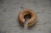 Cargar imagen en el visor de la galería, Donut Ohr Piercing Dahlie Jackfrucht Holz Ohrgewicht - chic-net.de
