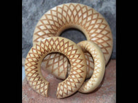 Cargar imagen en el visor de la galería, Donut Ohr Piercing Dahlie Krokodilholz Ohrgewicht - chic-net.de
