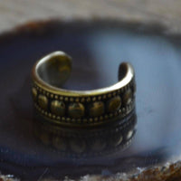 Load image into Gallery viewer, Ear cuffs Punkte Muster groß klein schmal Messing gold - chic-net.de
