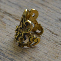 Load image into Gallery viewer, Ear cuffs verschnörkeltes Muster Lilie Messing gold - chic-net.de
