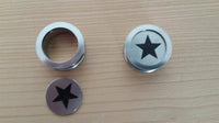 Load image into Gallery viewer, Edelstahl Tunnel Plug Schraubplug Stern schwarz silber Scheibe ribbed Piercing - chic-net.de
