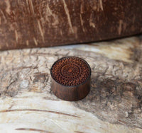 Load image into Gallery viewer, Eisenholz Rosenholz Flesh Plug balinesisches Mandala - chic-net.de
