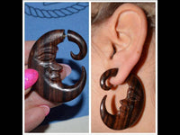 Load image into Gallery viewer, Fake Holz Piercing Halbmond Gesicht Steckverschluss braun gemasert Ohrring - chic-net.de
