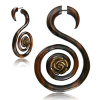 Cargar imagen en el visor de la galería, Fake Holz Piercing Narra Wood Brass Rose Spirale eng Edelstahl Ohrstecker Organic Tribal - chic-net.de
