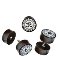 Cargar imagen en el visor de la galería, Fake Holz Plug Tamarinde Bone Inlay OM-Zeichen Edelstahl Organic Tribal - chic-net.de
