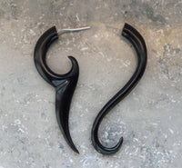 Cargar imagen en el visor de la galería, Fake Horn Piercing Hai Tail Hook Spirale Kralle handgeschnitzt schwarz Dehner - chic-net.de
