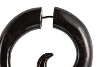 Cargar imagen en el visor de la galería, Fake Horn Piercing Hai Tail Hook Spirale Kralle handgeschnitzt schwarz Dehner - chic-net.de
