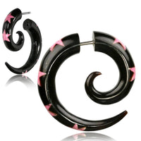 Cargar imagen en el visor de la galería, Fake Piercing, Buffalo Horn Sternen Spirale, schwarz mit pinken Sternen, Expander, Ohrhänger, Ohrstecker, Ohrring - chic-net.de
