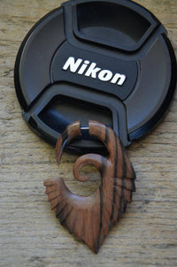 Load image into Gallery viewer, Fake Piercing Edelstahl Arang Holz braun Flügelspirale - chic-net.de
