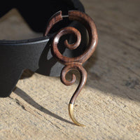 Cargar imagen en el visor de la galería, Fake Piercing Edelstahl Holz braun Spiralen Brass Spitze - chic-net.de
