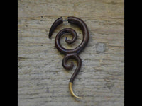Cargar imagen en el visor de la galería, Fake Piercing Edelstahl Holz braun Spiralen Brass Spitze - chic-net.de
