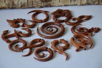 Load image into Gallery viewer, Fake Piercing Edelstahl Holz Flames Dehnschnecke - chic-net.de
