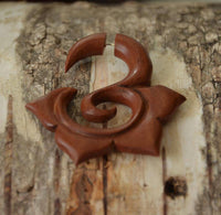 Load image into Gallery viewer, Fake Piercing Edelstahl Rosenholz Blume Spirale - chic-net.de
