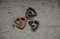 Load image into Gallery viewer, Fake Piercing Edelstahl Teak Holz Triangel Spirale - chic-net.de
