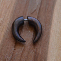 Load image into Gallery viewer, Fake Piercing Holz Doppel Kralle Spike braun Edelstahl Ohrring - chic-net.de
