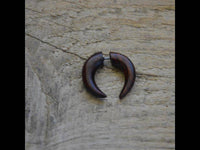 Load image into Gallery viewer, Fake Piercing Holz Doppel Kralle Spike braun Edelstahl Ohrring - chic-net.de

