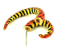 Load image into Gallery viewer, Fake Piercing Holz Handbemalt Flammen orange gelb 8mm Plug Tunnel Ohrhänger Ohrstecker - chic-net.de
