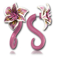 Cargar imagen en el visor de la galería, Fake Piercing Holz S-Form Leder Blume rosa weiß gelb Plug Ohrstecker nickelfrei - chic-net.de
