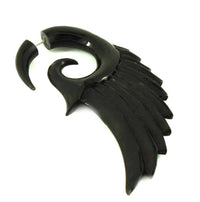 Cargar imagen en el visor de la galería, Fake Piercing Horn schwarz Flügel Spirale Expander Ohrstecker handgeschnitzt - chic-net.de
