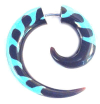 Cargar imagen en el visor de la galería, Fake Piercing Horn schwarz türkis Spirale Expander Ohrstecker Ohrring Wellen Muster Unisex - chic-net.de
