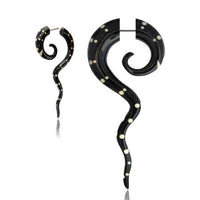 Load image into Gallery viewer, Fake Piercing, Horn Spirale mit langgezogener Spitze, schwarz mit weißen Punkten, Expander, Ohrhänger, Ohrstecker, Ohrring - chic-net.de
