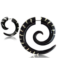 Load image into Gallery viewer, Fake Piercing, Horn Spirale, schwarz mit weißem Bone-Inlay, Expander, Ohrhänger, Ohrstecker, Ohrring - chic-net.de
