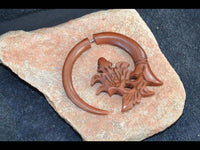 Load image into Gallery viewer, Fake Piercing Ohrring aus Rosenholz Edelstahl Flames - chic-net.de
