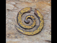 Load image into Gallery viewer, Fake Piercing Ohrring Holz Spirale verziert gold bemalt - chic-net.de
