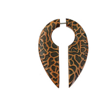 Load image into Gallery viewer, Fake Piercing Ohrring Holz Tropfen braun Alien Ei - chic-net.de
