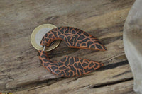 Load image into Gallery viewer, Fake Piercing Ohrring Holz Tropfen braun Alien Ei - chic-net.de
