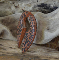 Load image into Gallery viewer, Fake Piercing Ohrring Holz Tropfen braun Alien Ei - chic-net.de
