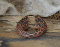 Load image into Gallery viewer, Fake Piercing Ohrring Holz Tropfen braun Alien Ei - chic-net.de
