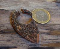 Load image into Gallery viewer, Fake Piercing Ohrring Holz Tropfen braun Mandala Blume - chic-net.de
