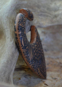 Load image into Gallery viewer, Fake Piercing Ohrring Holz Tropfen braun Mandala Blume - chic-net.de
