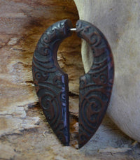 Load image into Gallery viewer, Fake Piercing Ohrring Holz Tropfen dunkel Bali Batik - chic-net.de
