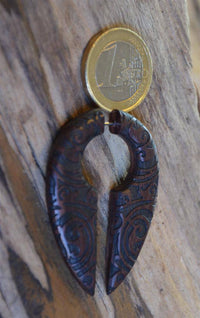 Load image into Gallery viewer, Fake Piercing Ohrring Holz Tropfen dunkel Bali Batik - chic-net.de
