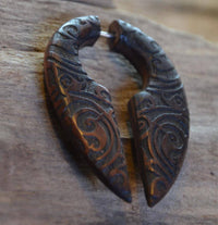 Load image into Gallery viewer, Fake Piercing Ohrring Holz Tropfen dunkel Bali Batik - chic-net.de
