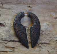 Load image into Gallery viewer, Fake Piercing Ohrring Holz Tropfen dunkel Bali Batik - chic-net.de
