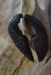 Load image into Gallery viewer, Fake Piercing Ohrring Holz Tropfen dunkel Bali Batik - chic-net.de
