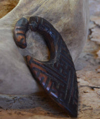 Load image into Gallery viewer, Fake Piercing Ohrring Holz Tropfen dunkel Sayagata - chic-net.de
