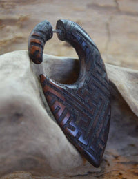 Load image into Gallery viewer, Fake Piercing Ohrring Holz Tropfen dunkel Sayagata - chic-net.de
