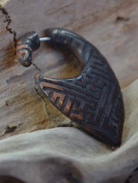 Load image into Gallery viewer, Fake Piercing Ohrring Holz Tropfen dunkel Sayagata - chic-net.de
